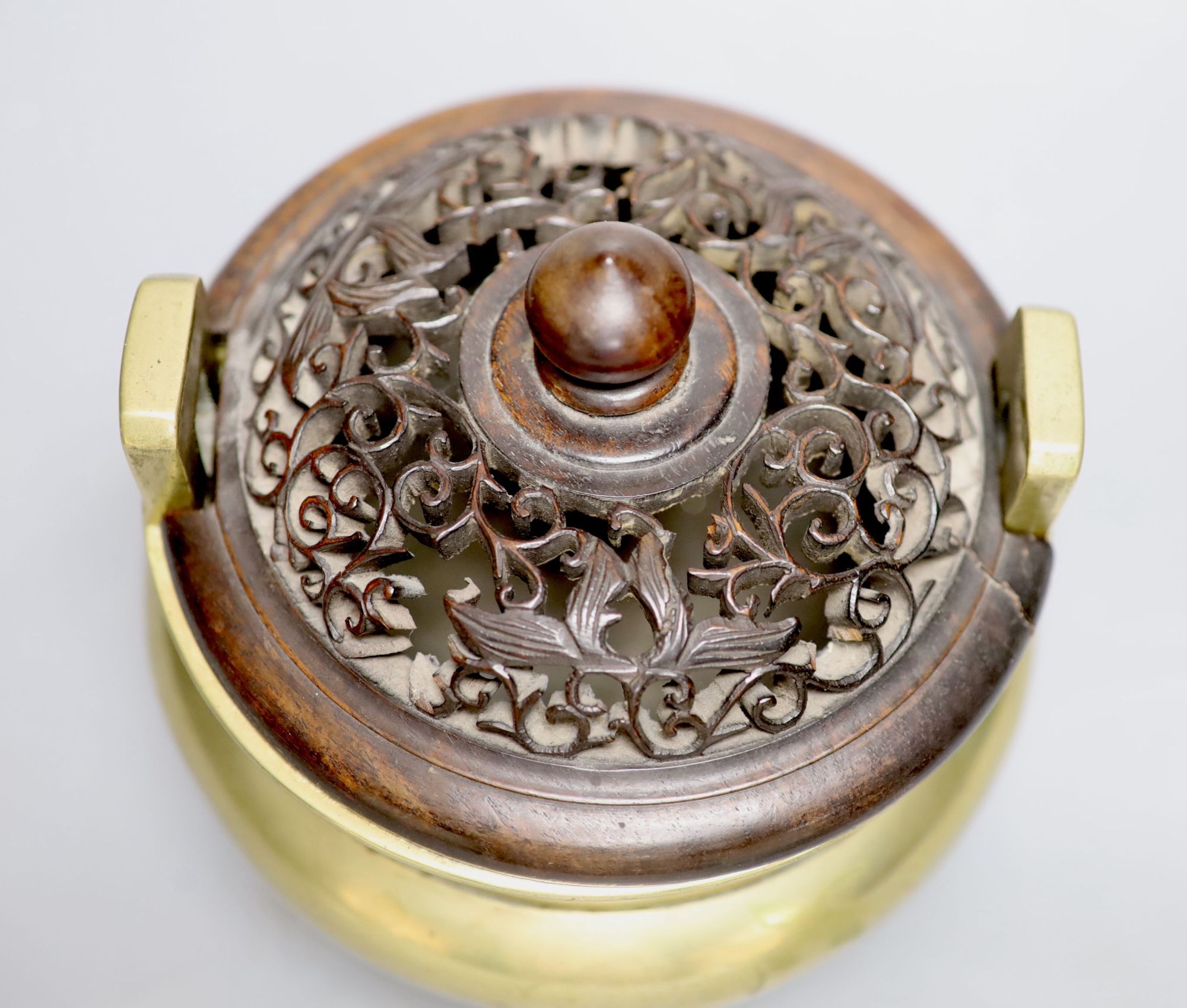 A Chinese bronze censer and wooden cover with Xuande mark on base, Qing dynasty, overall height 17cm